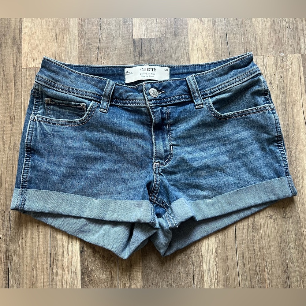 Hollister Woman’s Medium Wash Curvy Low Rise Shortie Shorts Size Waist 27